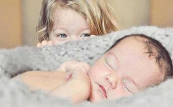 右侧卵巢多囊样变：揭示卵泡不正常发育的神秘面纱